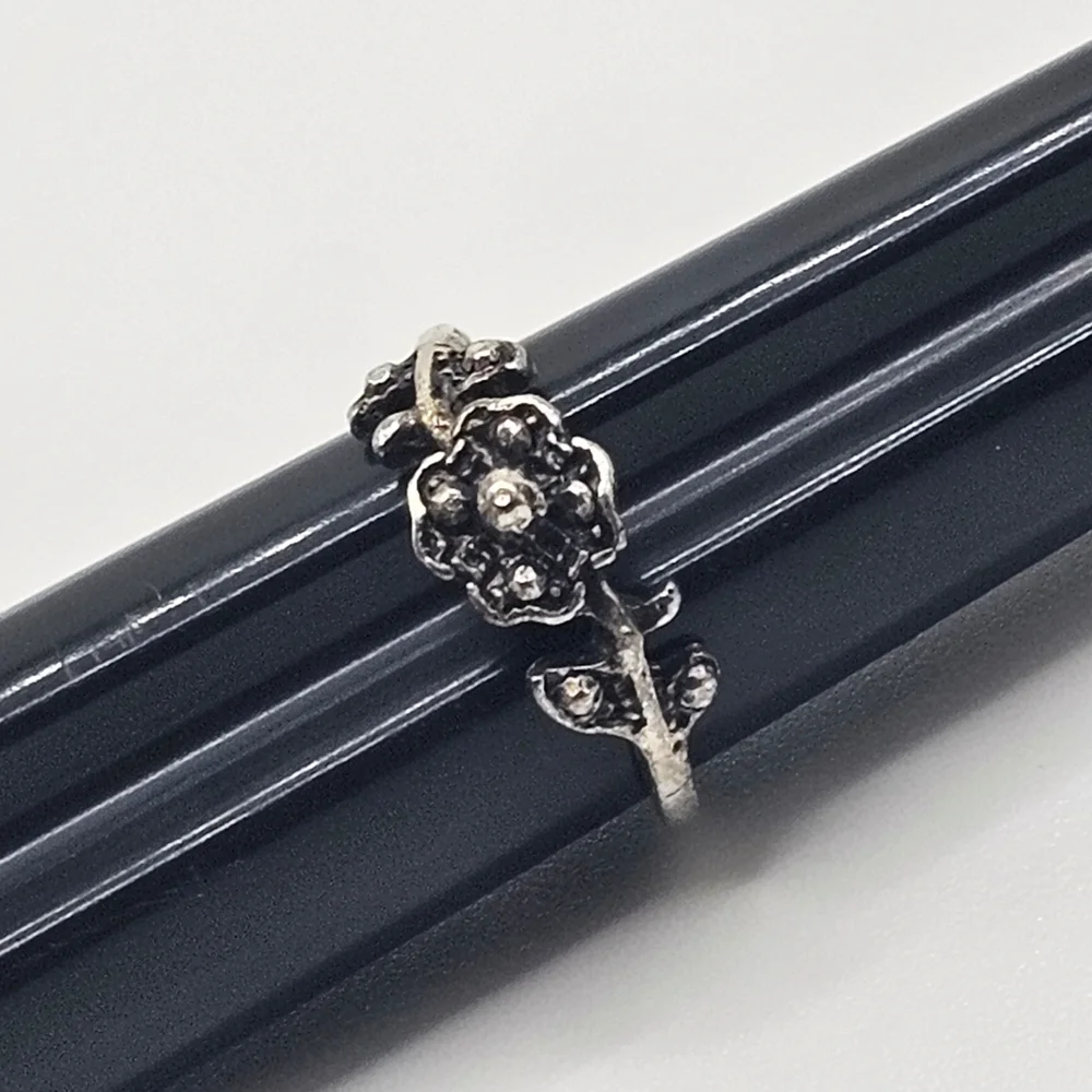 Vintage Silver-Toned Flower Ring (Size 5)